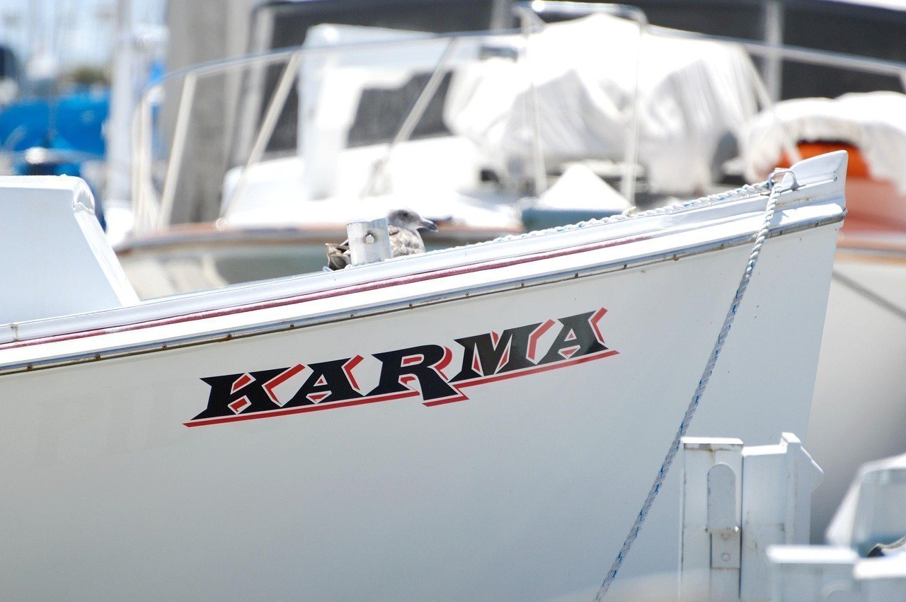 Proa de un barco con un rótulo que pone Karma