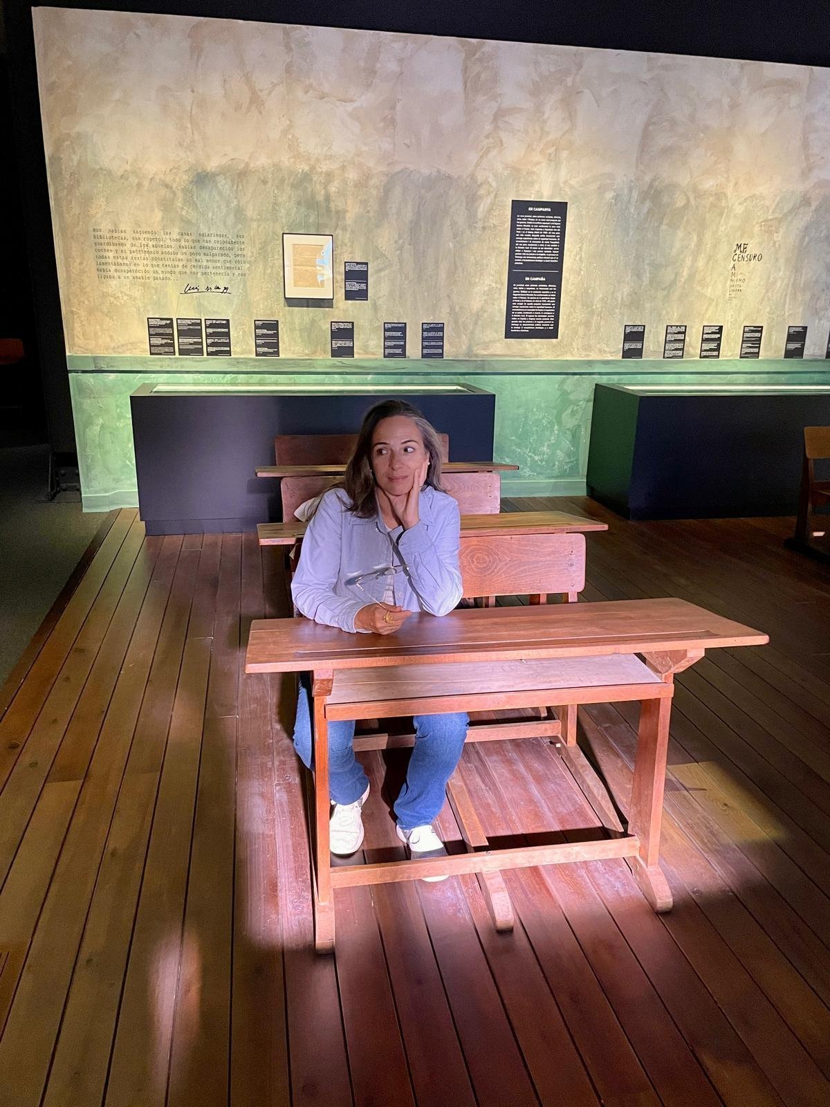 Amada Selina sentada en un pupitre